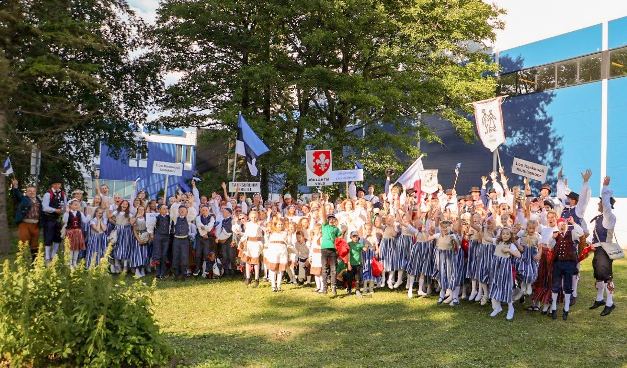 06_Jõelähtme kollektiivjuhid enda rühmadega 2024. aasta Harjumaa tantsu- ja laulupeol. Erakogu.