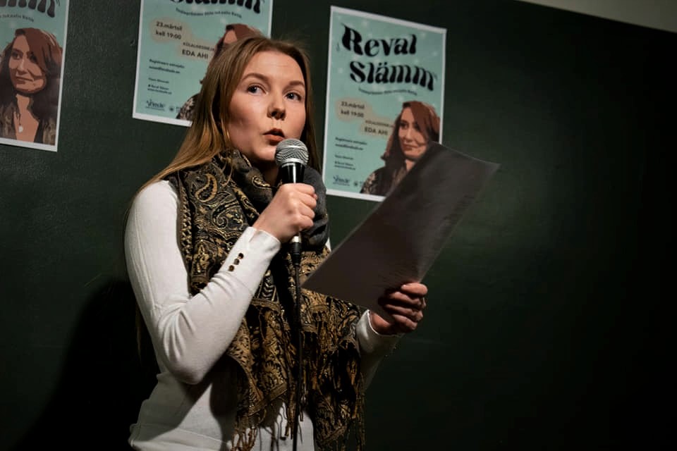 Karin Kivipõld esinemas Reval Slämmil (2022)