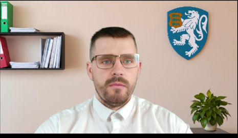 Kelm, kes esitleb end WhatsApp videokõnedes politseiametnikuna.